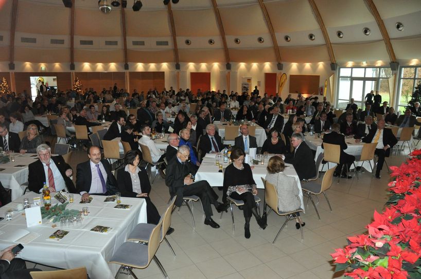 Aktive und Gäste des Motorsports im weiten Rund der Kulturhalle.