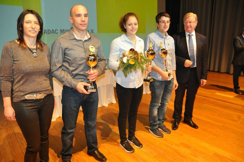 Theresa Bäuml (AC Mayen, Mitte) und Thomas Klein (MSC Dreckenach, 2. v. l.) waren auf ihren Zweirädern erfolgreich unterwegs.