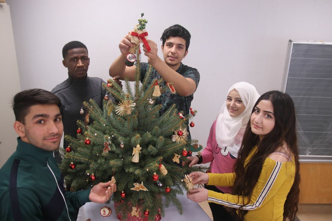 Jamal (v.l.), Alfa, Mustafa, Sali und Jahin arbeiten daran, in Euskirchen eine Heimat zu finden. Eine große Herausforderung für die jungen Menschen. Foto: Tim Nolden