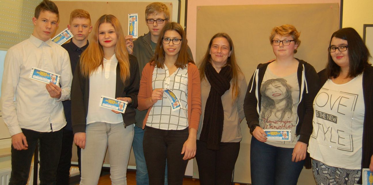 Groß war die Freude bei Erziehungsleiterin Heike Marxen (Dritte von rechts) und den Jugendlichen auf dem Wehrborn, als sie insgesamt 25 Eintrittskarten für den Trierer Weihnachtscircus erhielten. Foto: Arens