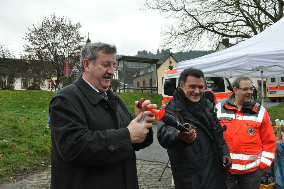 Premiere für Cochems Stadtbürgermeister Walter Schmitz: Er "versuchte" die Starthupe zu drücken.