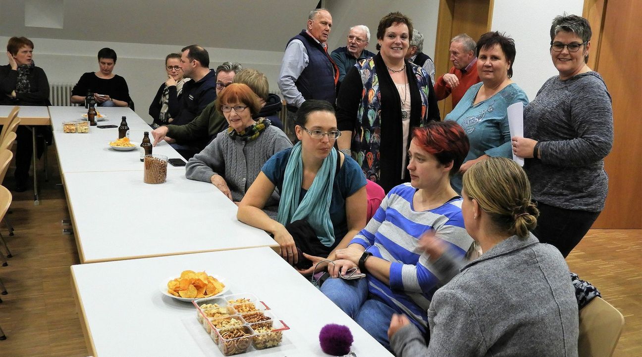 Elke Edert, Petra Theis-Legierse, Silvia Hauer (stehend v.r.), drei der Initiatorinnen von »Aktiv für Bollendorf«, bei einem Treffen der Bürgerinitiative. Foto: FF