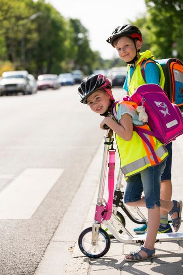 Ob zu Fuß, mit dem Tretroller oder dem Fahrrad: Der Schulweg sollte fleißig geübt werden, um Gefahrensituationen zu vermeiden. Foto: ADAC/Stefanie Aumiller