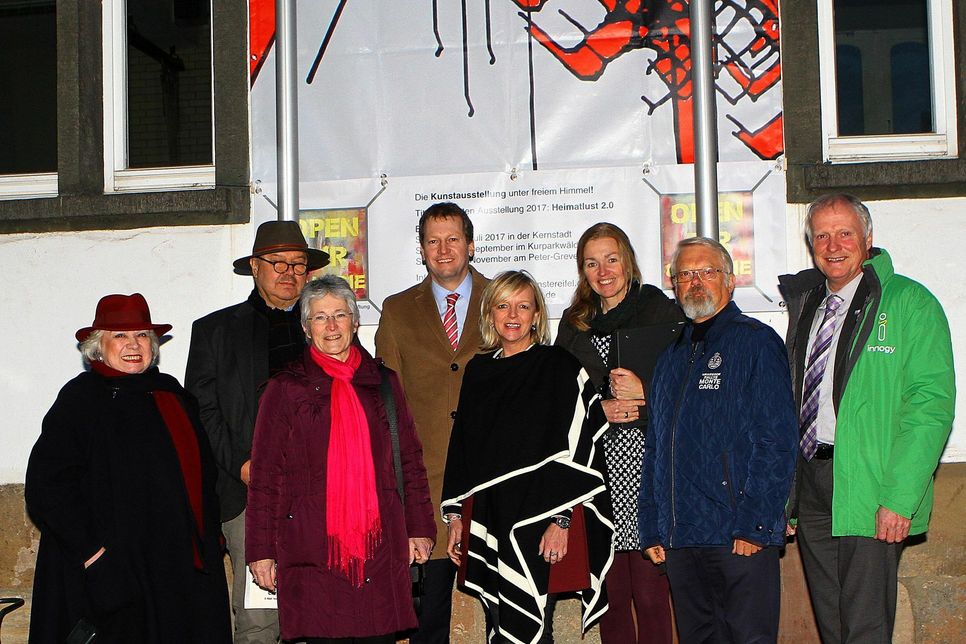 Die »OpenAirGalerie«-Projektgruppe, Sponsoren und die Verantwortlichen der Bürgerstiftung freuen sich mit Bürgermeisterin Sabine Preiser-Marian auf das große Kunstprojekt in diesem Jahr. Foto: Paul Düster