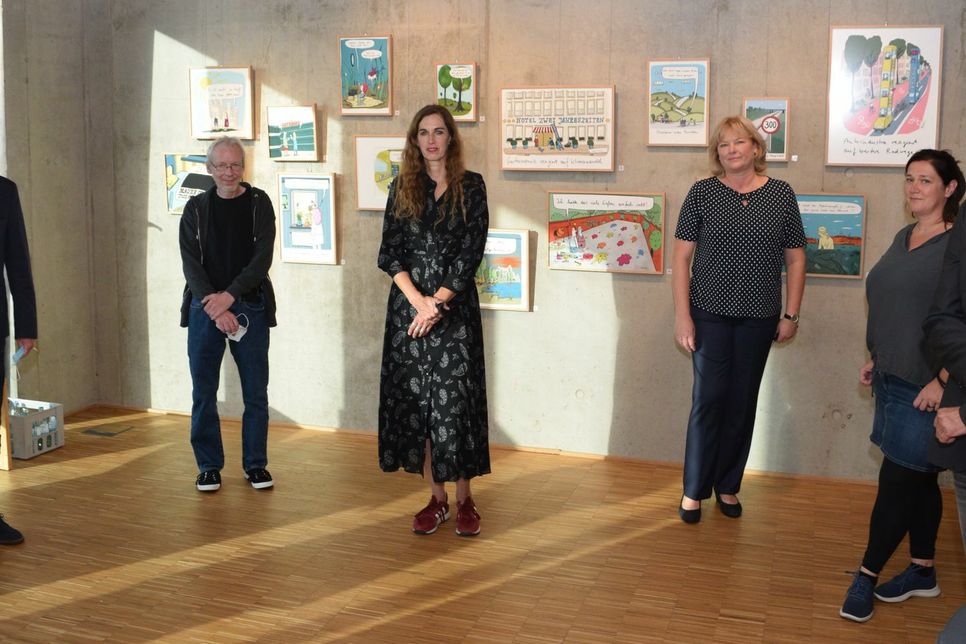 Museums-Chefin Dr. Heike Lützenkirchen (3.v.re.) und Bürgermeister Dr. Uwe. Friedl  (eröffneten die Ausstellung gemeinsam mit den Karikaturisten Martin Perscheid (2.v.li.),   Bettina Bexte (3.v.li.), Ruth Hebler (2.v.re.) und Thomas Plaßmann (re.). Foto: Scholl