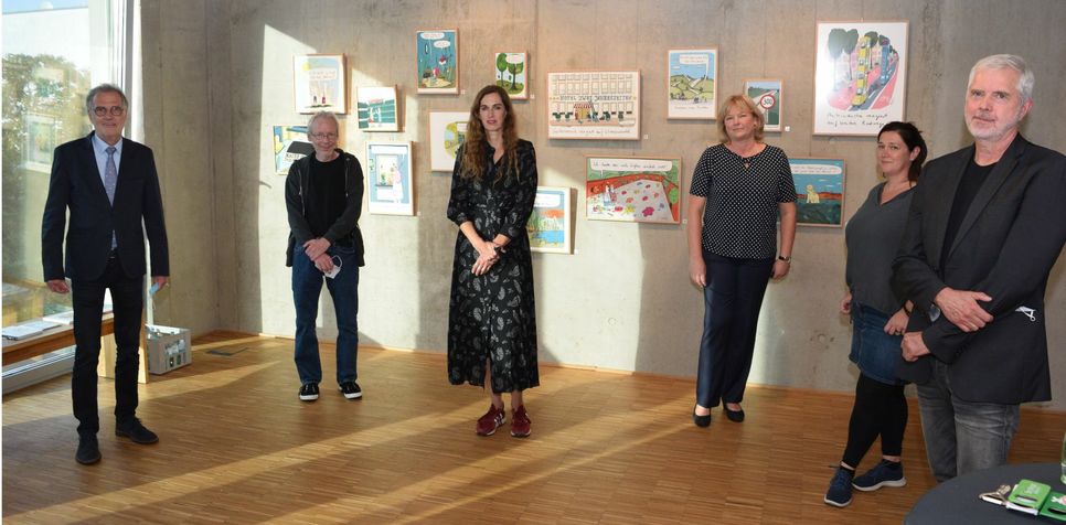 Museums-Chefin Dr. Heike Lützenkirchen (3.v.re.) und Bürgermeister Dr. Uwe. Friedl  (eröffneten die Ausstellung gemeinsam mit den Karikaturisten Martin Perscheid (2.v.li.),   Bettina Bexte (3.v.li.), Ruth Hebler (2.v.re.) und Thomas Plaßmann (re.). Foto: Scholl