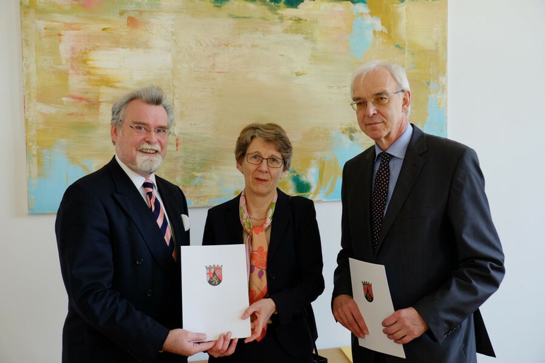 Von links: Justizminister Herbert Mertin, Marliese Dicke und Hans-Josef Graefen.
