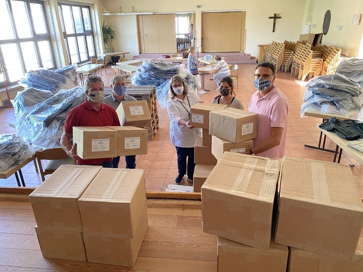 Die Kleidungsstücke wurden von den engagierten Helfern ins Gerolsteiner Pfarrhaus St. Anna gebracht, wo sie nun aufgearbeitet, sortiert und verpackt werden. Foto: Kreisverwaltung Vulkaneifel