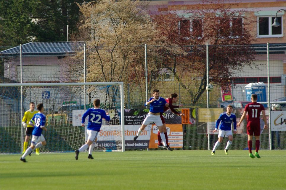 Die Abwehr des TSV Emmelshausen hielt dem starken Angriff von Schott Mainz stand. Das war die Basis für den 2:1-Heimspielsieg. (Foto: Arno Boes)