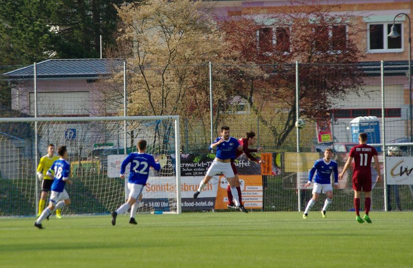 Die Abwehr des TSV Emmelshausen hielt dem starken Angriff von Schott Mainz stand. Das war die Basis für den 2:1-Heimspielsieg. (Foto: Arno Boes)