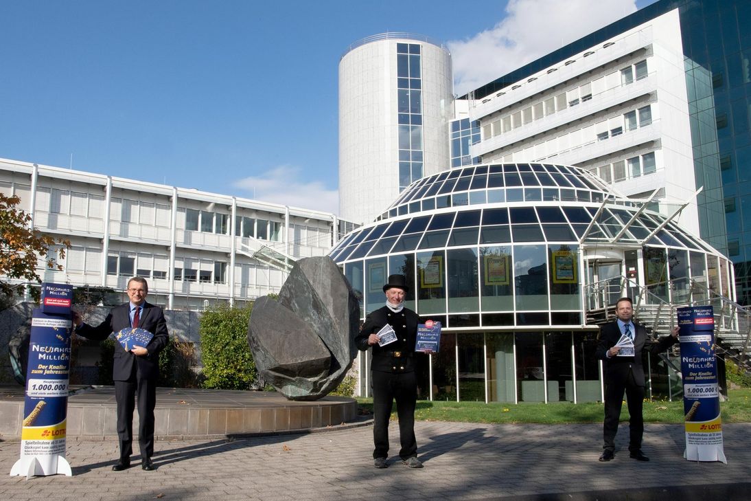 LOTTO-Geschäftsführer Jürgen Häfner (links) und LOTTO-Marketingleiter Steffen Heidorn (rechts) freuen sich gemeinsam mit dem glücksbringenden Schornsteinfeger Hermann Krings auf die Neuauflage der Neujahrs-Million. Foto: Seydel