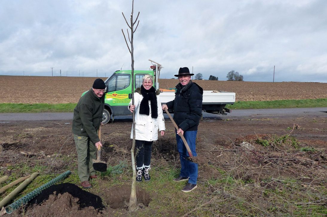 Von links: Hans Finkener, Tanja Stromberg, Geschäfts-stellenleiterin der kreiseigenen Stiftung, und Ortsbürgermeister Rudi Zenz.
