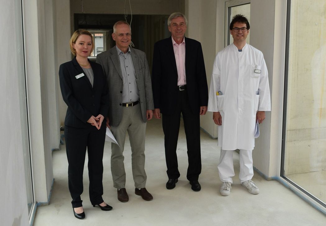 Führten im Rahmen eines Pressegesprächs durch den neuen Anbau der Geriatrischen Rehabilitation in Zülpich (v.li.): Sarah Lückenbach, Prokuristin, Dr. Michael Münchmeyer, Chefarzt der Akutgeriatrie in der Kreiskrankenhaus Mechernich GmbH, Manfred Herrmann, Geschäftsführer Kreiskrankenhaus Mechernich GmbH und Dr. Carsten Schacher, Chefarzt der Geriatrischen Rehabilitation. Foto: Scholl