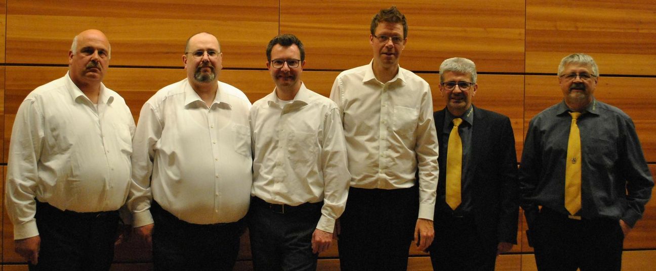 von rechts nach links: MGV „Lyra“ Wehlen mit dem Vorsitzenden Helmut Zingsheim und Chorleiter Lothar Scheid, Kreis-Chorverbandsvorsitzender Marcus Heintel und das Quartett „Sine nomine“ mit Christian Hackethal, Chorleiter Bernd Loch und Gerd Loch