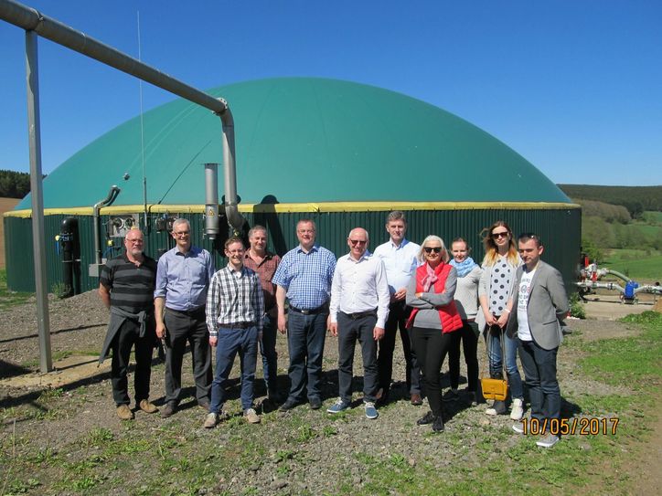 Eine polnische Delegation informierte sich über erneuerbare Energien und schaute sich unter anderem das Nahwärmenetz in Schillingen an. Foto: FF