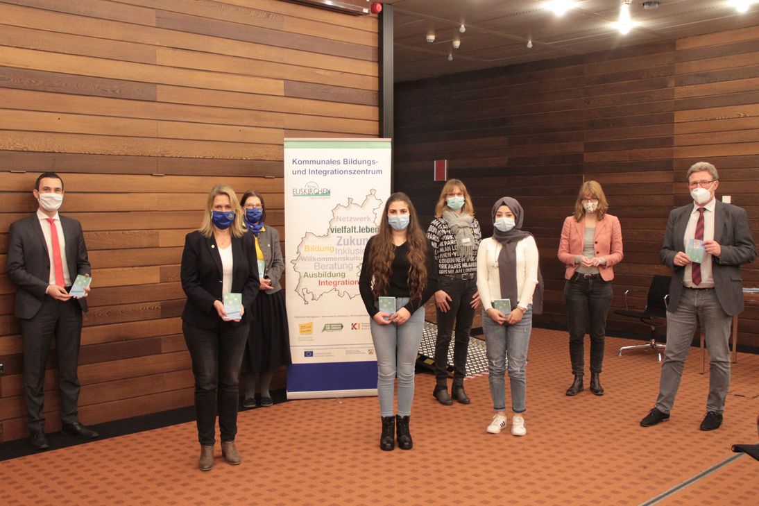 Stellten den Mädchenkalender vor (v.l.): Sebastian Thur (KSK-Bürgerstiftung), Sonja Münch, Alexandra Dreiseidler (beide Lions-Club), Slava Omar (TEB), Helena Deschner (KoBIZ), Nagham Hamoush (TEB), Julia Gennet (KoBIZ) und Manfred Poth (Allgemeiner Vertreter Landrat). Foto: epa