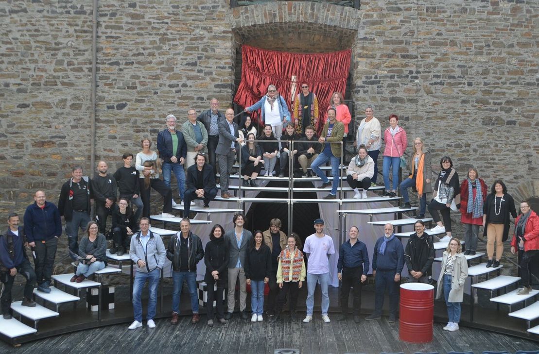 Oberbürgermeister Dirk Meid hieß das Ensemble willkommen.