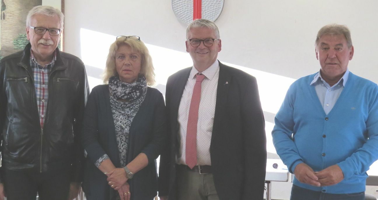 Der Stadtrat wählte im Rahmen der konstituierenden Sitzung Eugen Weiten (links) zum Ersten Beigeordneten und Karl-Heinz Berg (rechts) sowie Margarete Martini zu weiteren Beigeordneten.