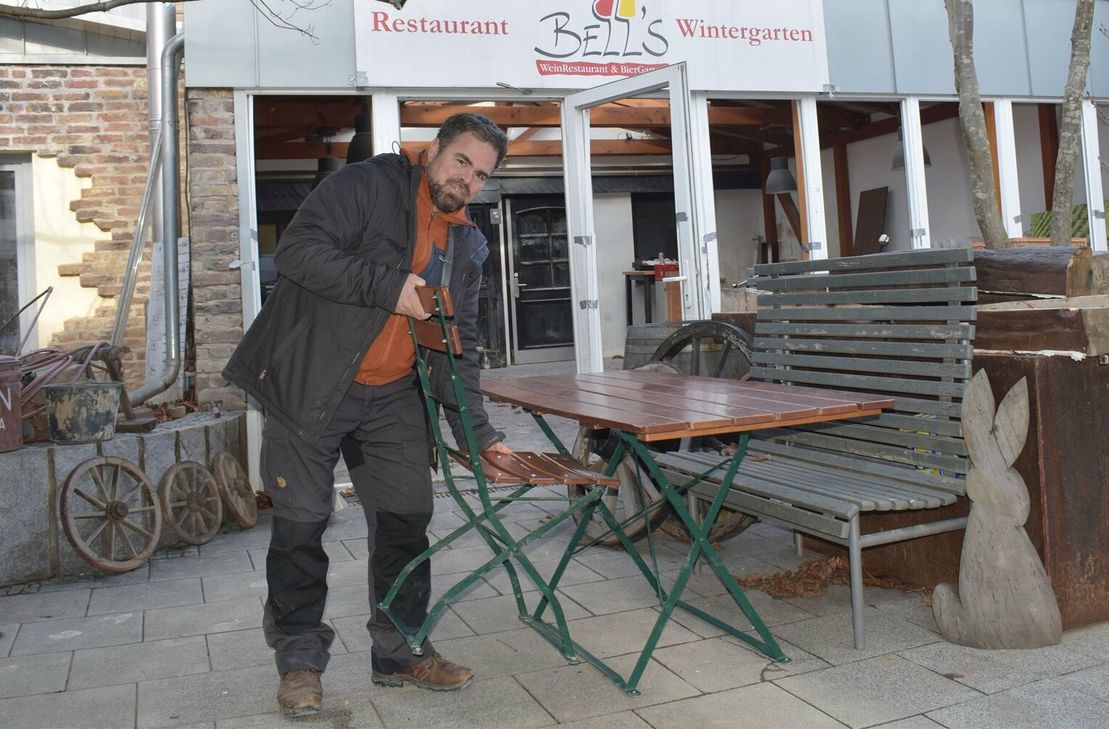 Noch stellt Markus Bell im Biergarten das alte Mobiliar auf. Zur Eröffnung soll der Biergarten in »Bells WerkStadt« aber auch mit neuen Tischen und Stühlen aufwarten.