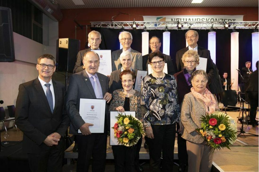 JANUAR: Im Rahmen des Kreis-Neujahrskonzerts wurden in Konz sechs ehrenamtlich engagierte Bürgerinnen und Bürger ausgezeichnet.