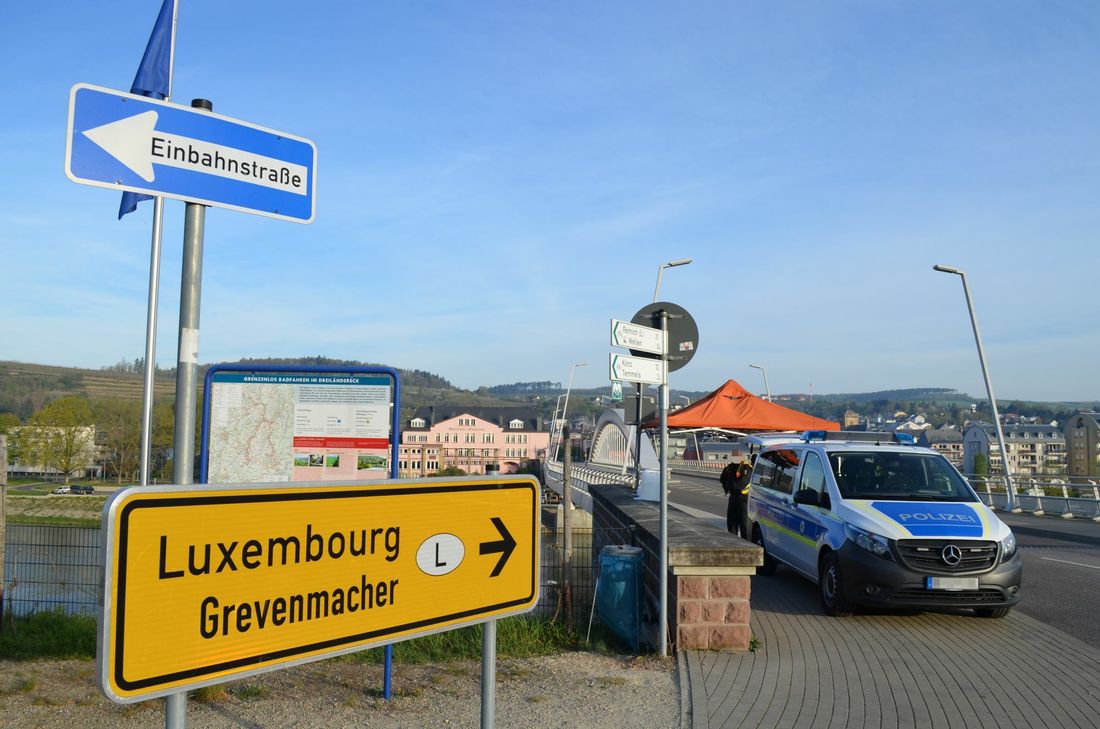 MÄRZ: Deutschland macht die Grenzen weniger durchlässig: Ab dem 16. März durfte nur noch mit triftigem Grund eingereist werden.