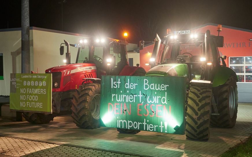 FEBRUAR: »Wir sind nicht der Sündenbock«: Landwirte aus dem Saargau wehren sich gegen das ihnen zugeschriebene Image als Umweltsünder.