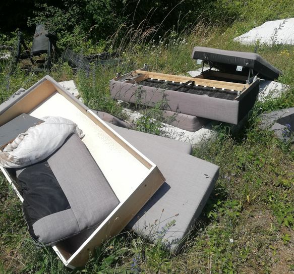 Sogar eine komplette Schlafcouch wurde hier illegal abgelegt. Foto: Eberhardt