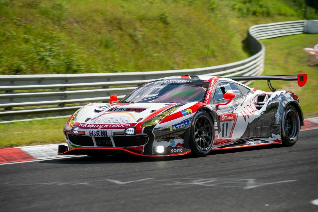 Das Vorrücken des WochenSpiegel-Ferraris mit der Nummer 11 in die Top Ten ist für WTM Racing ein großartiger Erfolg. Foto:  WTM Racing