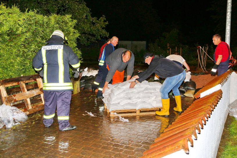 Die Helfer karren Sandsäcke an. Foto: Schmitt