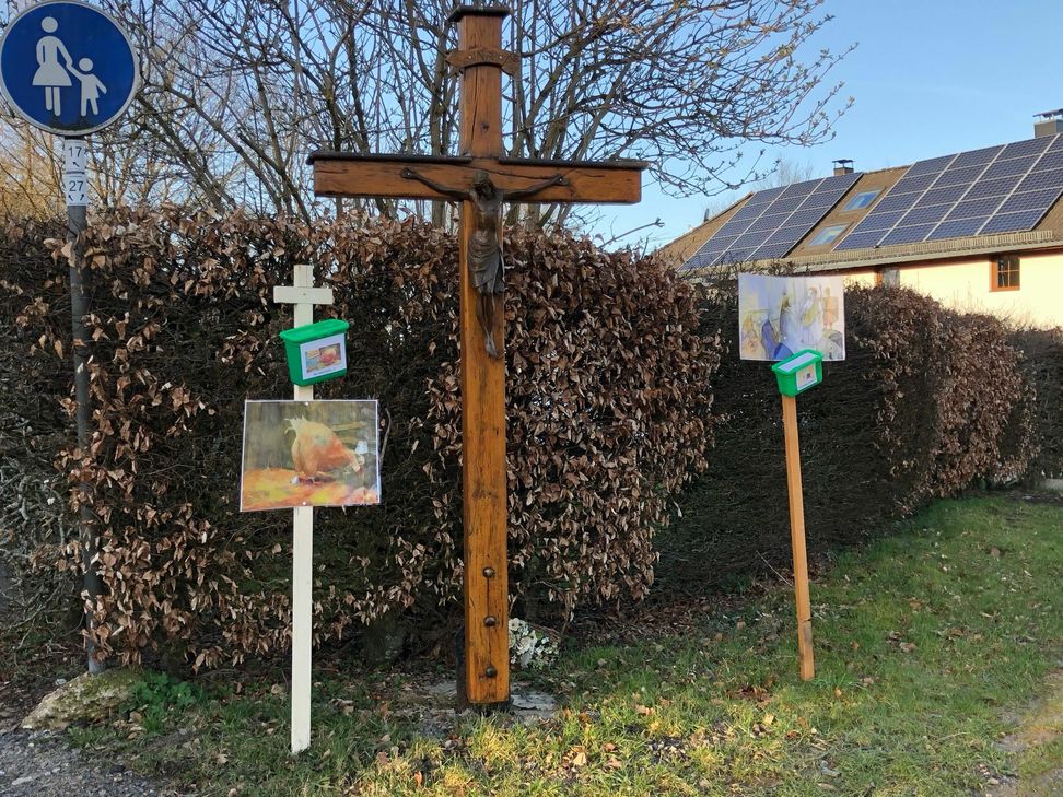 Der Kreuzweg wird zum Osterfest entlang der Wegekreuze in und um Eicherscheid nacherzählt. Zudem warten viele österliche Geschichten und Überraschungen auf der »Kapellchen«-Route und in der PFarrkirche des Ortes. Foto: T. Förster