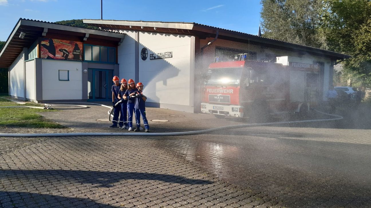 Die Jugendfeuerwehr Tawern feiert ihr 30-jähriges Bestehen. Hier übt der Nachwuchs schon einmal die richtige Handhabung der Feuerspritze. Foto: FFW Tawern