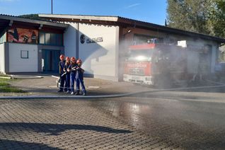 Die Jugendfeuerwehr Tawern feiert ihr 30-jähriges Bestehen. Hier übt der Nachwuchs schon einmal die richtige Handhabung der Feuerspritze. Foto: FFW Tawern