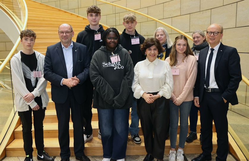 Lehrer und Schüler der Privatschule Conventz besuchten den Düsseldorfer Landtag.
Foto: Landtag NRW/Bernd Schälte