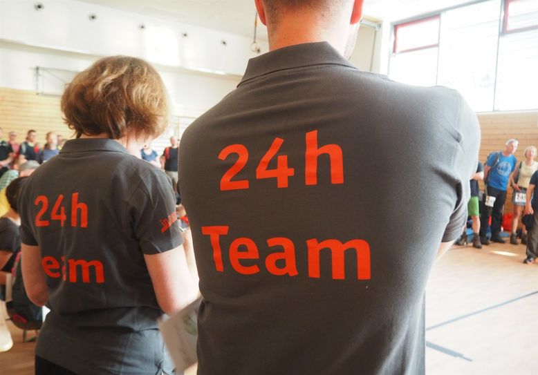 Mitarbeiter des 24h-Teams weisen die Wanderer vor dem Start ein.