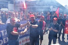 Nach der erfolgreichen Verhandlung gibt Marco Friedrich (Betriebsrat Boge, Mitte) die "Flamme der Solidarität" an Musashi-Kollegen weiter.