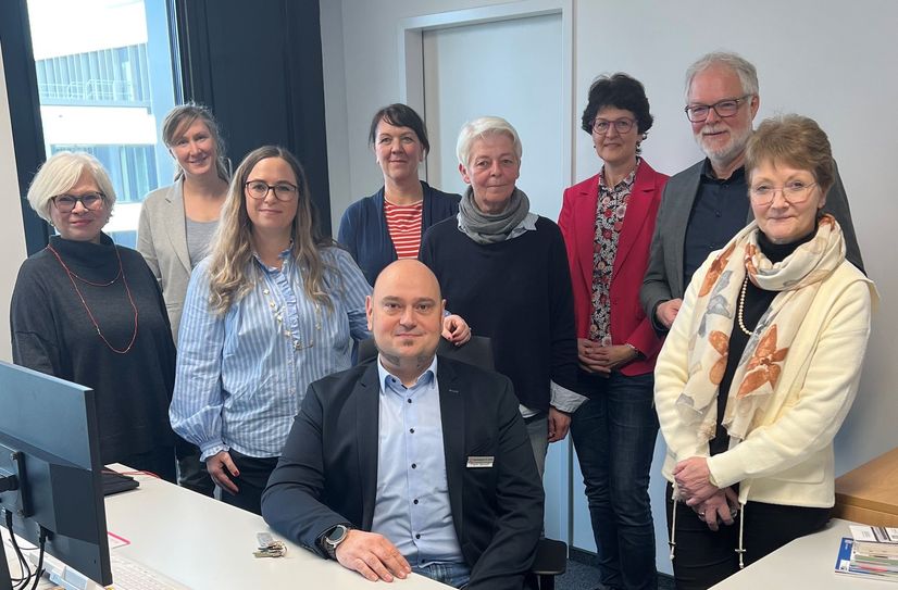 Sie alle arbeiten ab sofort als ein Team - die Mitarbeiter der Jugendberufsagentur gehören zur Jugendhilfe, Berufsberatung und Jobcenter. Gemeinsam wollen sie Jugendlichen Orientierung, Sicherheit und Perspektiven geben.