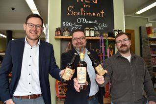 Kalls Bürgermeister Emmanuel Kunz (v.li.), Sandro Hammermüller und Ortsvorsteher Brian Linden bei der inoffiziellen Vorstellung des Sistiger Dorfbiers und des Kräuterlikörs »Tante Emma«.
