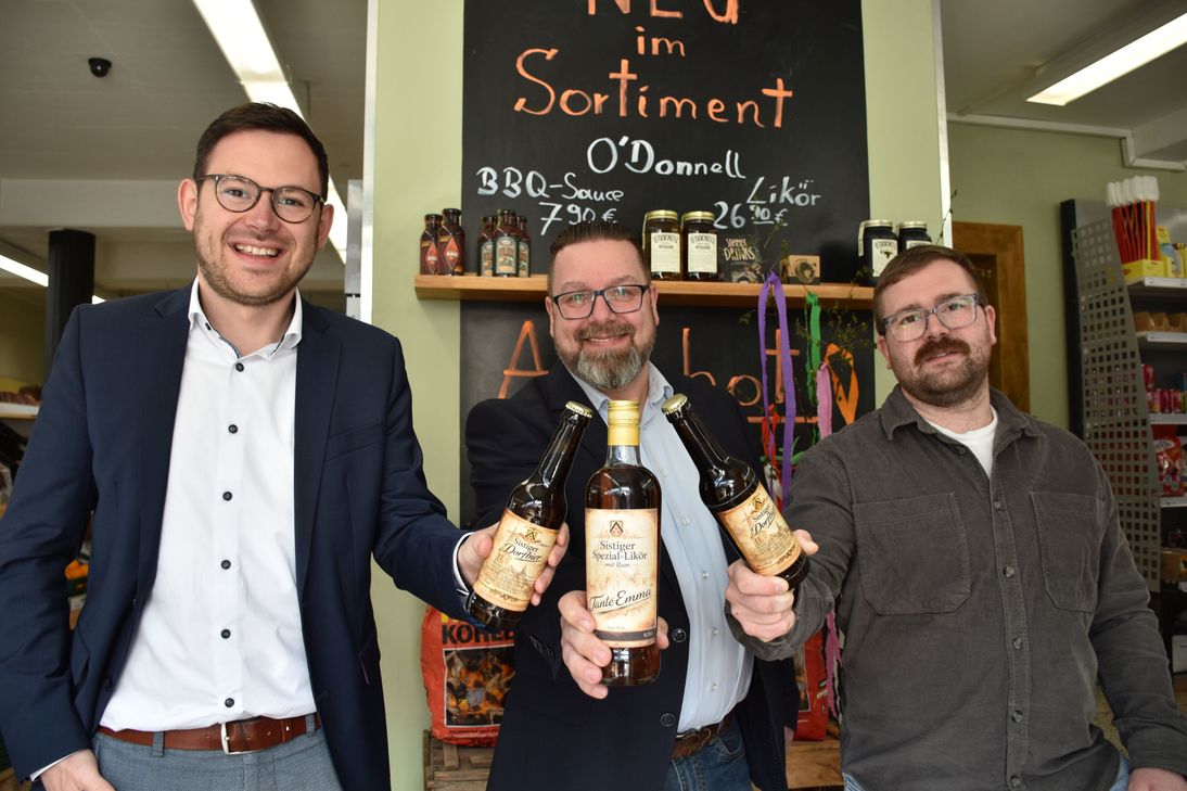 Kalls Bürgermeister Emmanuel Kunz (v.li.), Sandro Hammermüller und Ortsvorsteher Brian Linden bei der inoffiziellen Vorstellung des Sistiger Dorfbiers und des Kräuterlikörs »Tante Emma«.