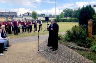 Pfarrer Dr. Erik Zimmermann predigte beim Gedenkgottesdienst am Todestag von Paul Schneider auf dem Friedhof in Dickenschied. Mit dabei auch Karl-Adolf Schneider (links, sitzend), der Sohn des "Predigers von Buchenwald"