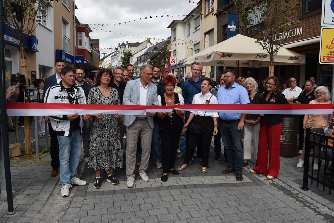 Bürgermeister Ulf Hürtgen und Marita Köllner durchschnitten das symbolische Band anlässlich der Eröffnung der Münsterstraße.