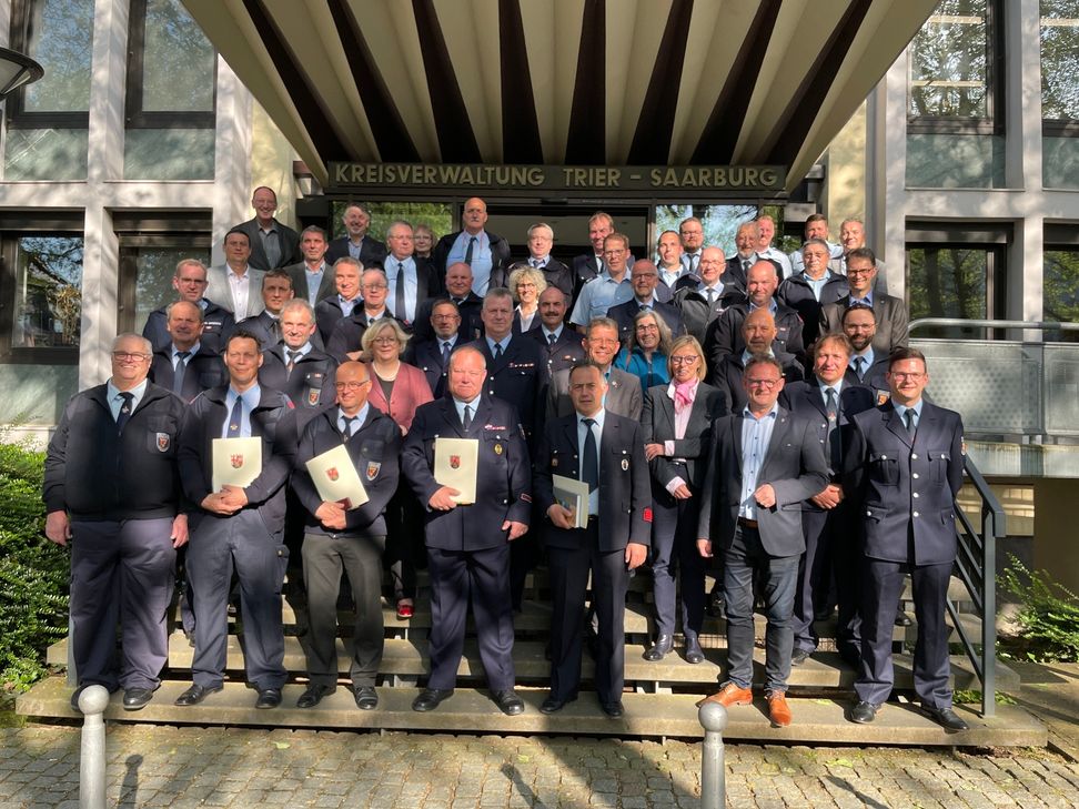 Auszeichnungen für fast 900 Jahre Ehrenamt: 
Landrat Stefan Metzdorf verlieh Goldene Feuerwehrehrenzeichen.