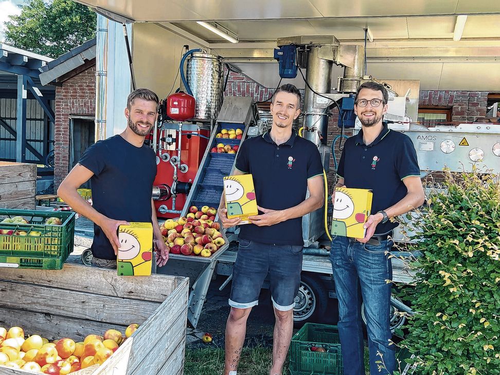 Alexander Giebler aus Eicherscheid, David Freichels aus Steckenborn und Philipp Weißhorn (v.l.) betreiben die mobile Mosterei »Saftmaxe« und ermöglichen das Pressen von eigenem Obst zu gesundem Apfelsaft. Foto: T. Förster