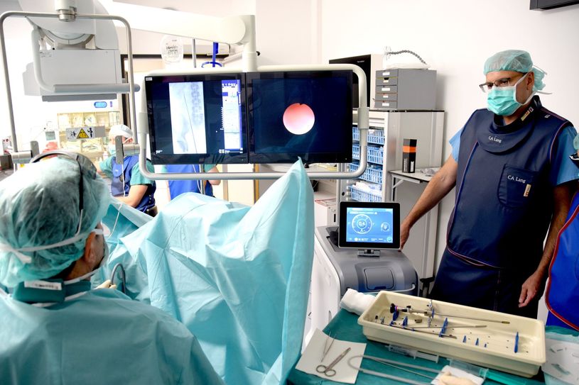 Chefarzt Dr. Eugen Lang mit seinem Leitendem Oberarzt Doctor-medic Dan Cojocaru während des Eingriffs.