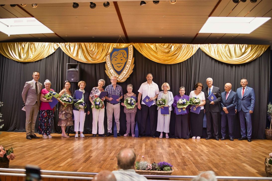 Für 35-jährige Aktivität mit der diamantenen Ehrennadel ausgezeichnet: Mitglieder des Theater- und Karnevalsverein „Blau-Weiß“ 09 Ehrang.