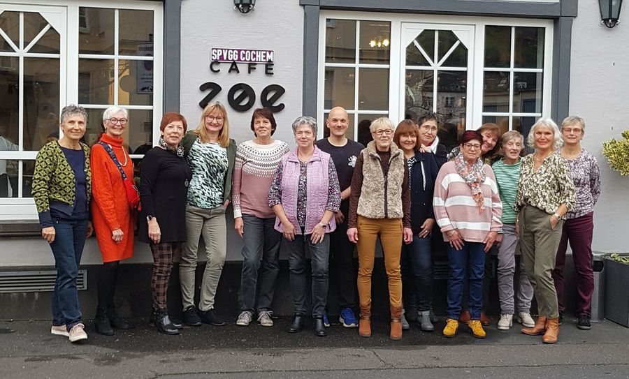 Die Teilnehmerinnen des gemeinsamen Frühstücks mit ihrem aktuellen Übungsleiter, Michael Kausch, zum 40-jährigen Bestehen der  Sportgruppe