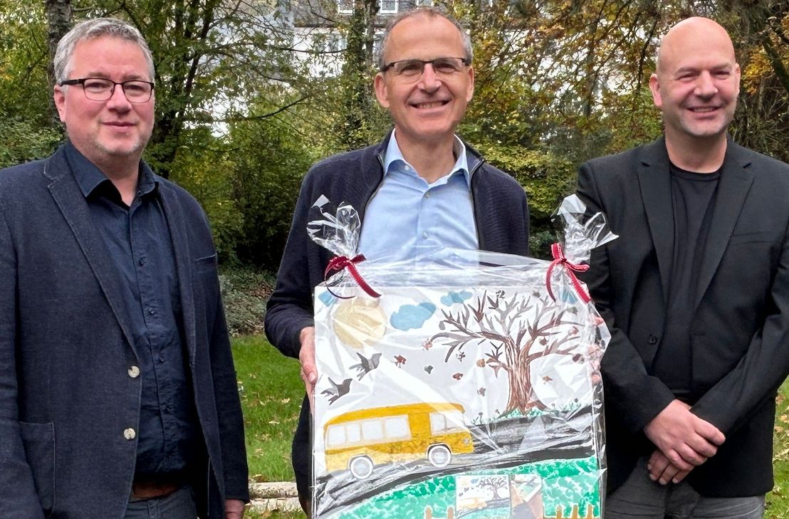 Spendenübergabe: JTI Werksleiter Peter Kilburg (Mitte) mit Heiko Reppich, Vorstand Lebenshilfe Trier (rechts) sowie Uwe Steil, Leiter des Wohnhauses Schützenstraße (links).