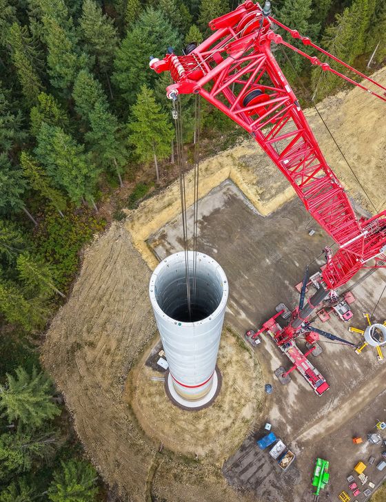 Die Fundamente für alle Windenergieanlagen des Windparks Schneifelhöhe sind fertiggestellt. Derzeit entstehen die Betontürme.