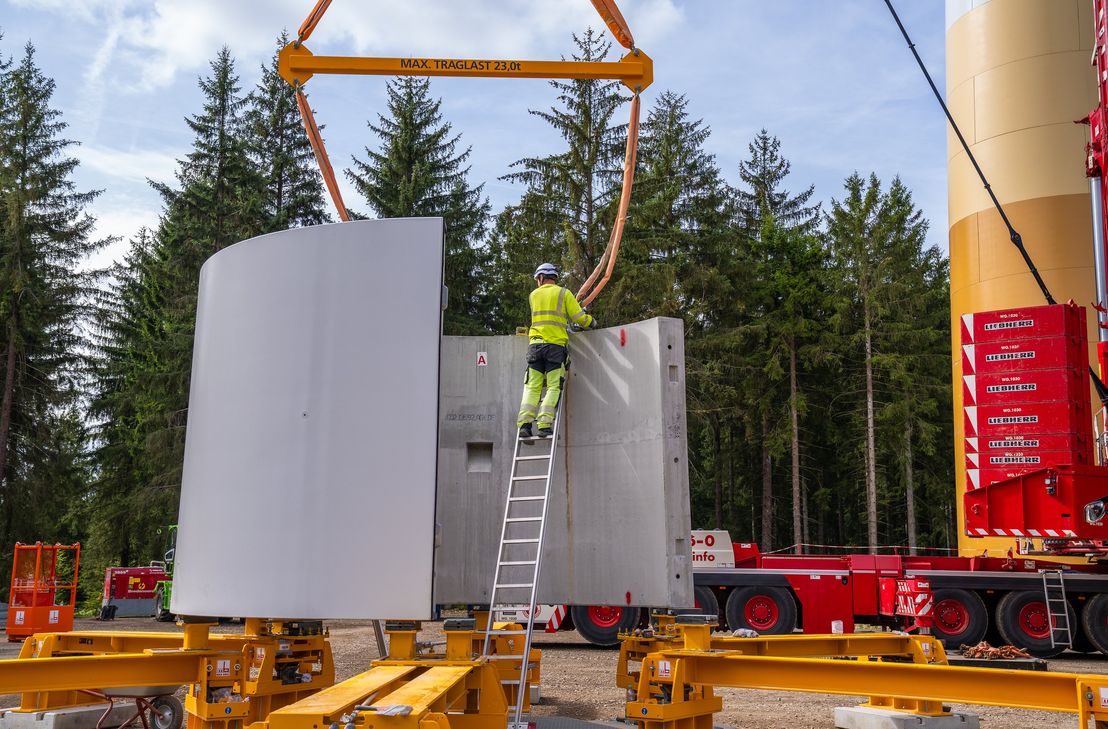 Die Fundamente für alle Windenergieanlagen des Windparks Schneifelhöhe sind fertiggestellt. Derzeit entstehen die Betontürme.