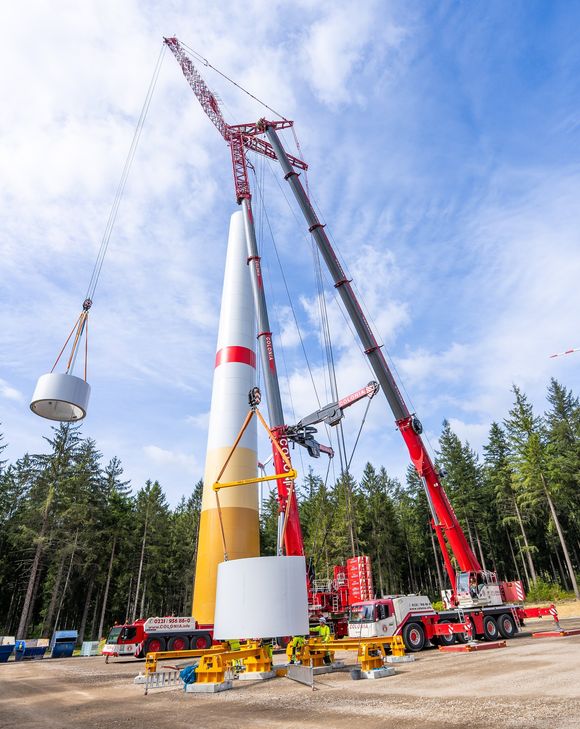 Die Fundamente für alle Windenergieanlagen des Windparks Schneifelhöhe sind fertiggestellt. Derzeit entstehen die Betontürme.