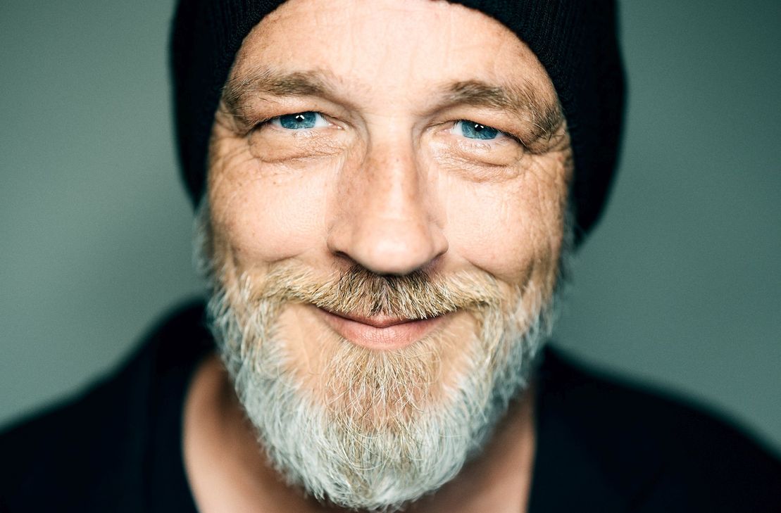 Torsten Sträter ist Sprecher beim "Polarkonzert im Dunkeln". Zusammen mit Martin Kautz wird der Kabarettist und Synchronsprecher live den berühmten Wettlauf von Scott und Amundsen durch die Antarktis vertonen.